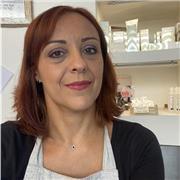 Estetista con Specializzazione ed esperienza decennale in tecniche Manuali Olistiche, propone lezioni on line e pratiche a casa mia